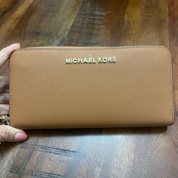Michael Kors Jet Set Travel Continental Wallet – Acorn Brown - Picture 1 of 7